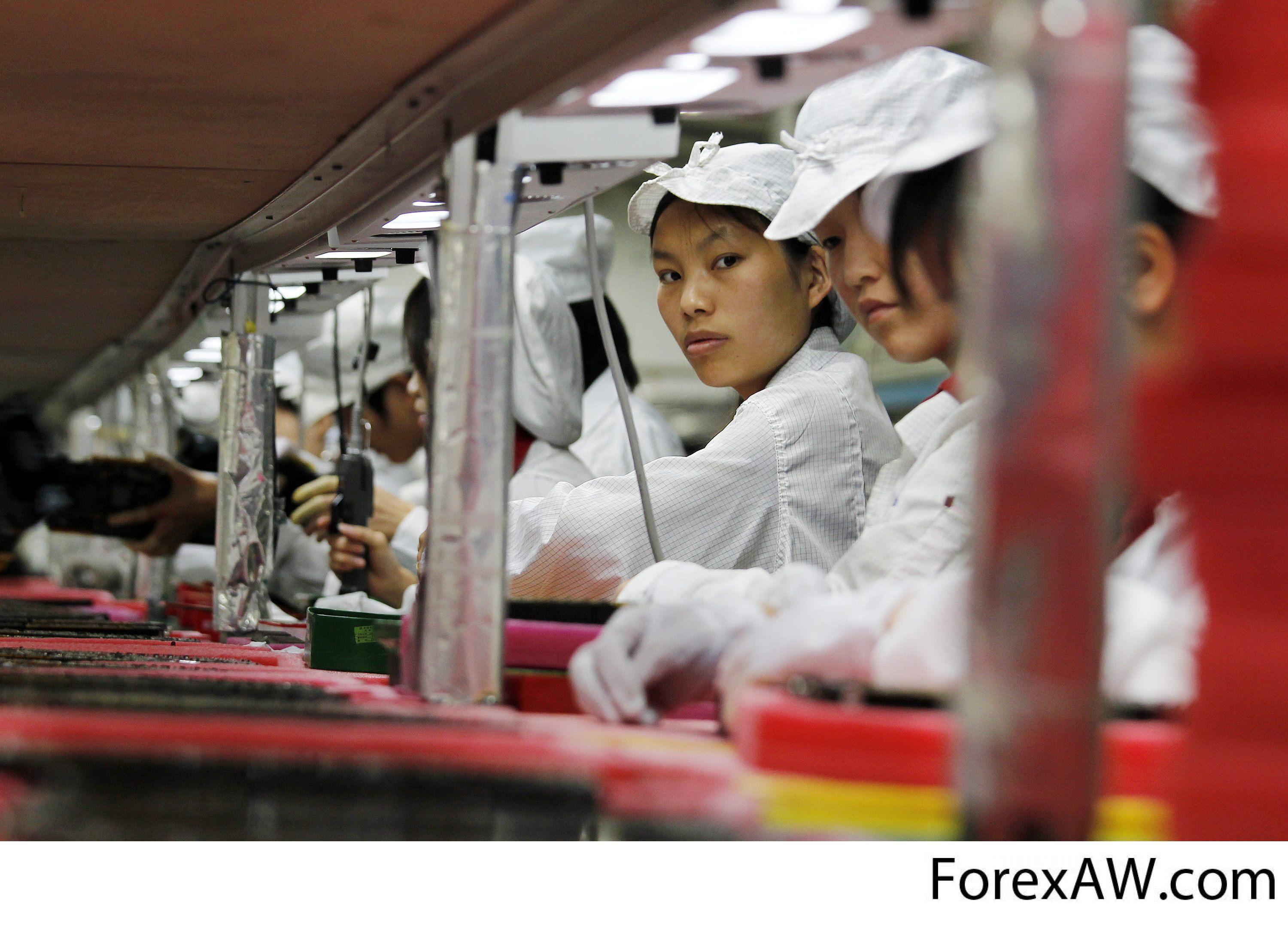 Производство товаров китай. Фабрика Фоксконн Китай. Завод Foxconn в Китае. Китайцы на конвейере. Китайцы на заводе.