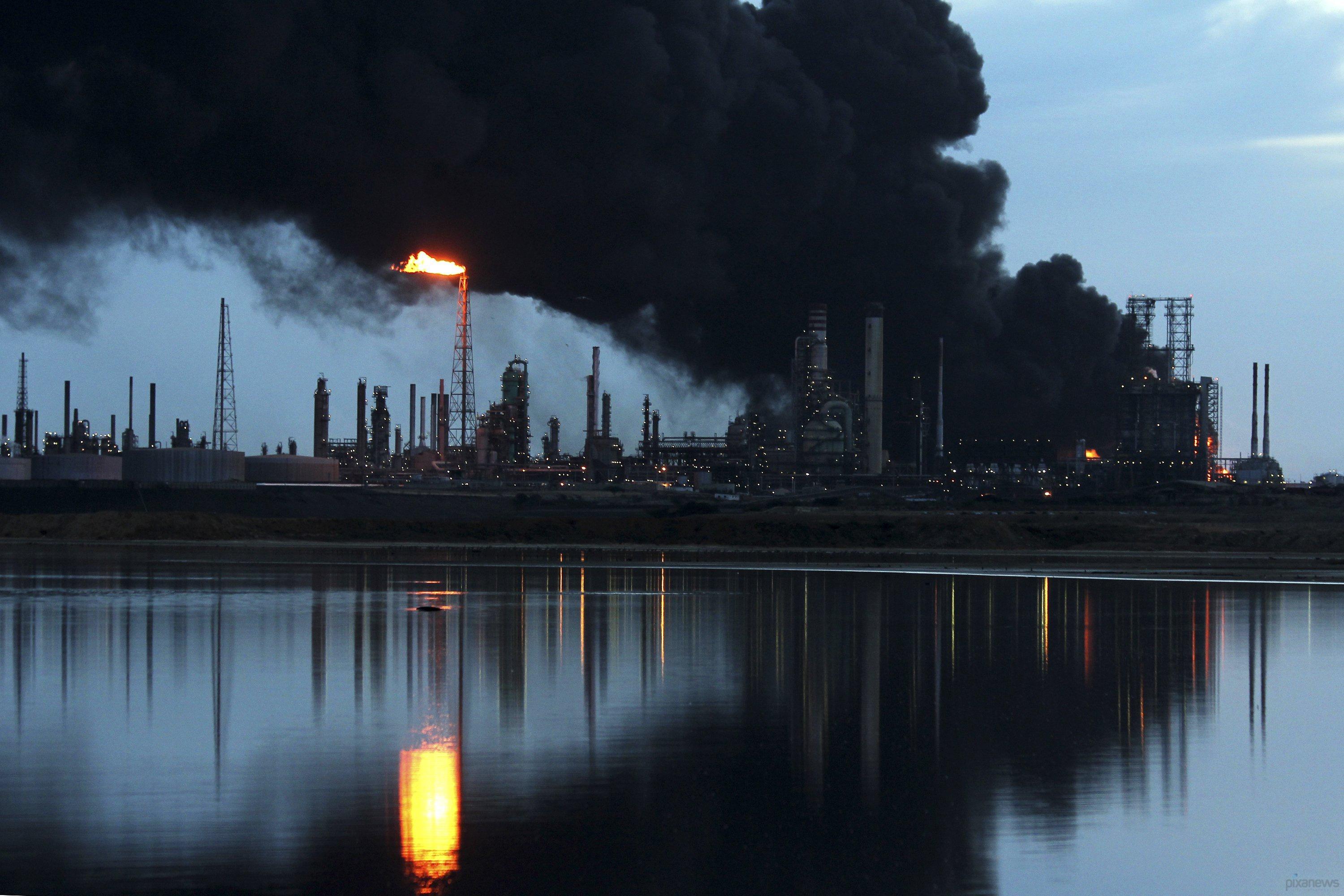 Влияние добычи нефти на окружающую среду. Промышленность и окружающая среда. Выбросы промышленных предприятий. Загрязнение заводами. Промышленные предприятия з.