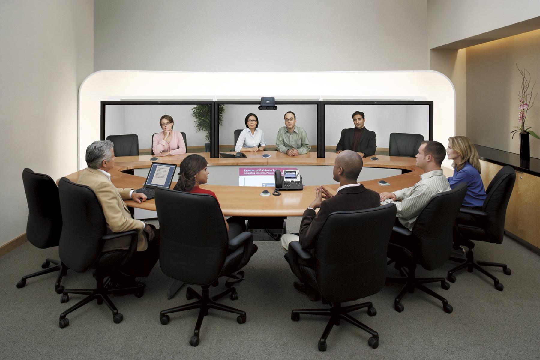 Телемост между. Cisco Telepresence 1000. Видеоконференция офис. Переговорные комнаты для видеоконференций. Симметричная видеоконференция это.