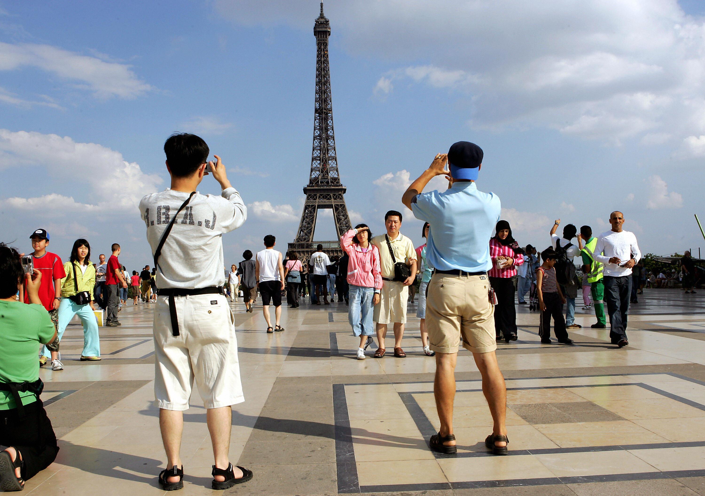 Cultural tourism. Туристы во Франции. Туристы в Париже. Экскурсионный туризм во Франции. Культурно-познавательный туризм.