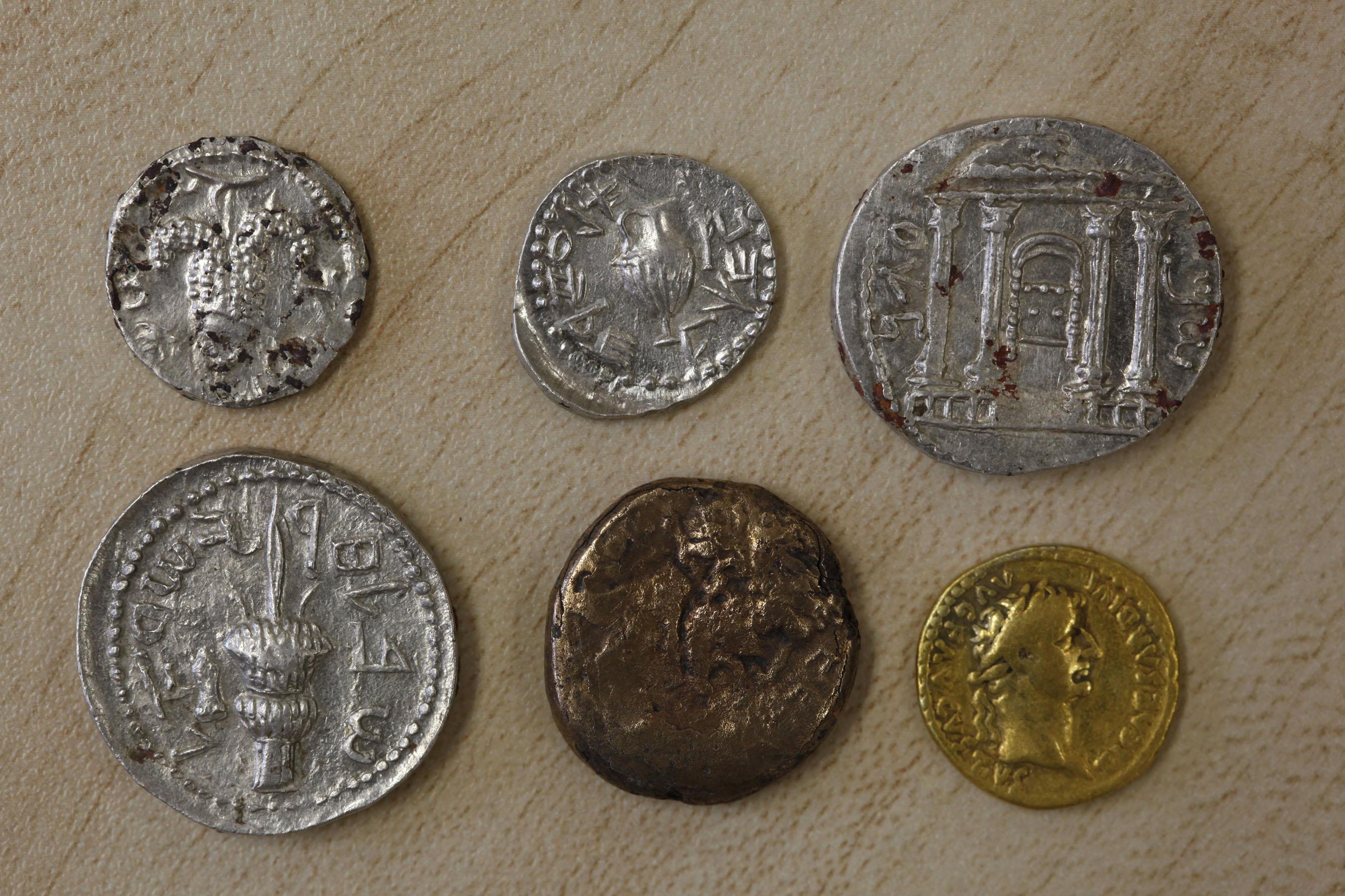 1 золотая 2 серебряные 2 бронзовые. Монеты бар Кохба. Древние монеты из золота серебра и меди. Монеты древнего Рима спинтрии. Монеты из серебра денарии древнего Рима.