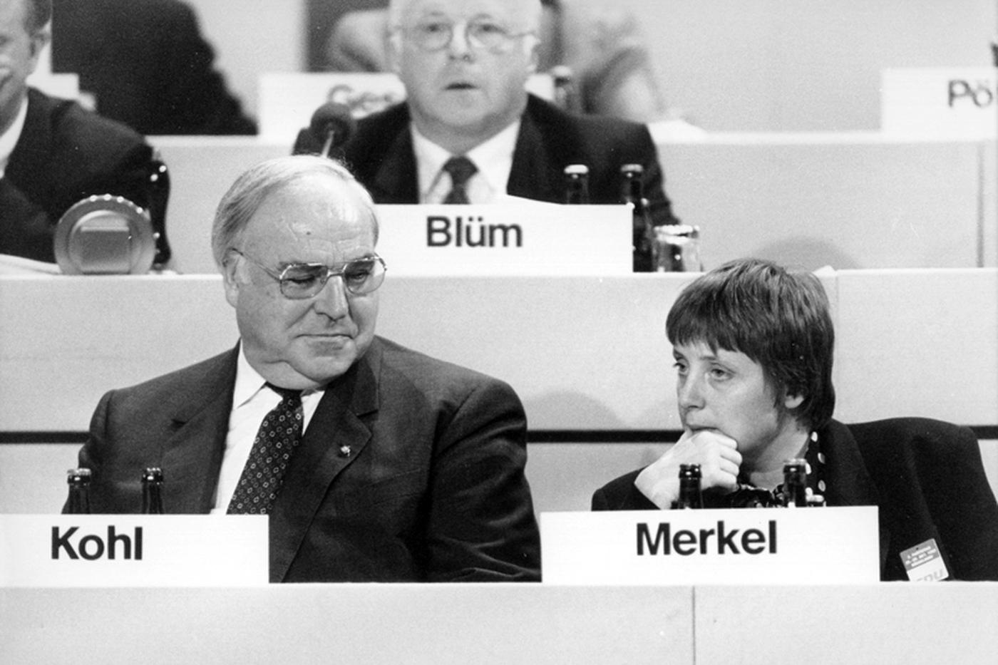 Колот г в. Канцлер Германии 1991 года. Гельмут коль и ангела Меркель. Меркель и коль 1991. Германия 1991 Меркель.