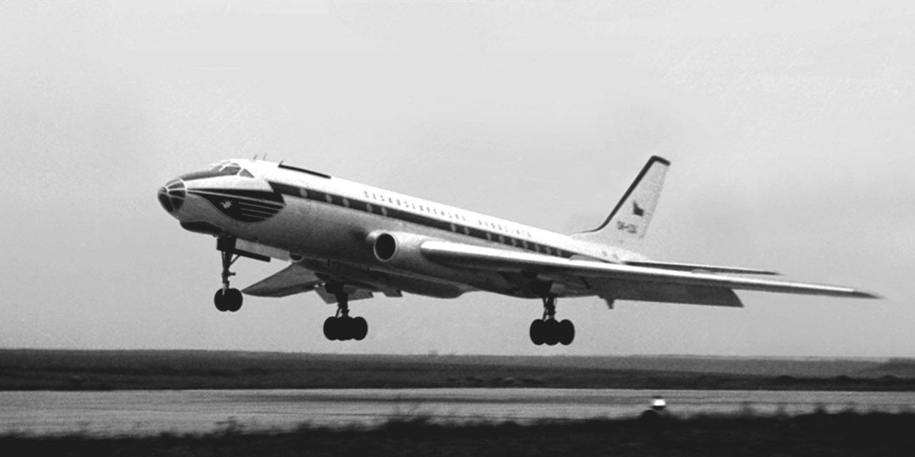 Первые реактивные пассажирские самолеты. Ту-104 пассажирский самолёт. Первый турбореактивный пассажирский лайнер ту-104. Самолет Туполева ту 104. Пассажирский лайнер «ту-104».