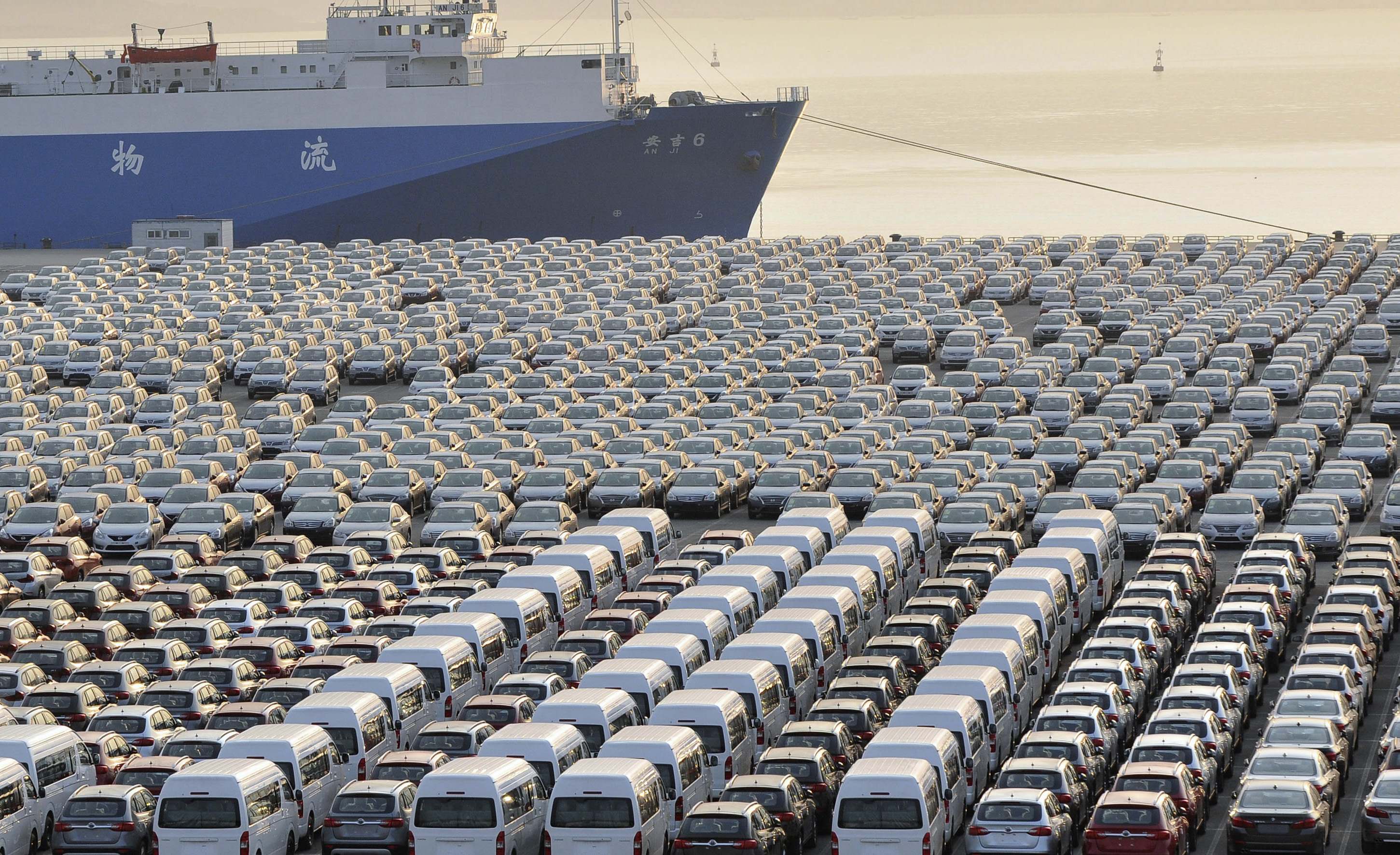 Экспортировано машин. Машины в порту. Автомобили в порту Японии. Экспорт автомобилей BP rbnfq. Автомобильная промышленность Китая.