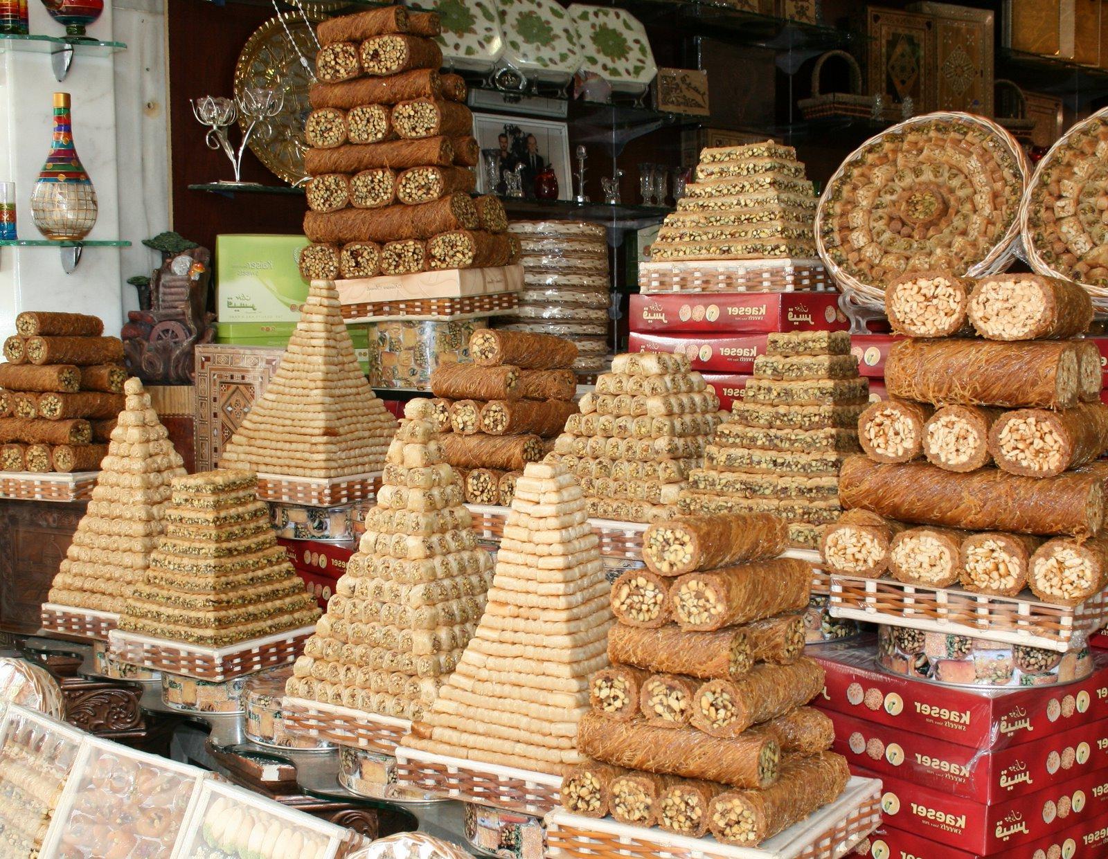 Что можно купить в 3 мире. Восточные сладости ОАЭ. Сладости в Дубае. Сирийские сладости. Сладости в Эмиратах.