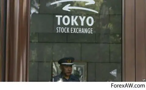 Возле здания Токийского фондового рынка