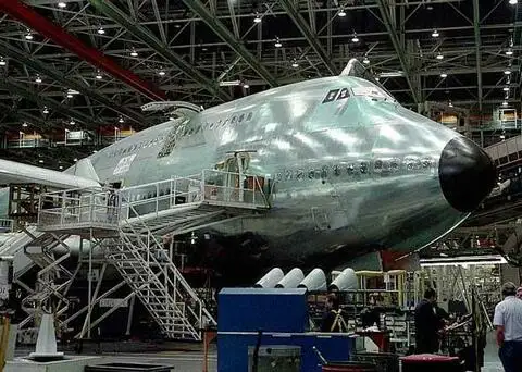 Сборка пассажирского лайнера Боинг-747 (сборочный цех самолетостроительного завода Сиэтла)