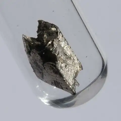 Кусочек цветного металла церия, запаянный в ампулу