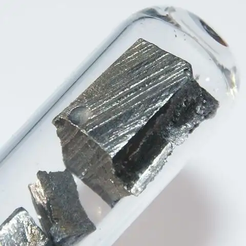 Кусочки цветного металла неодима, запаянного в колбу
