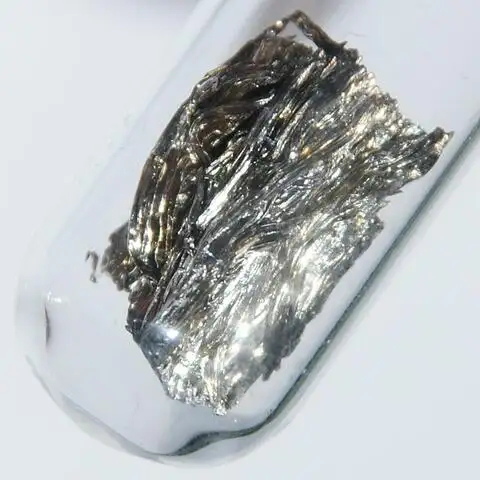 Цветной металл самарий в запаянной колбе