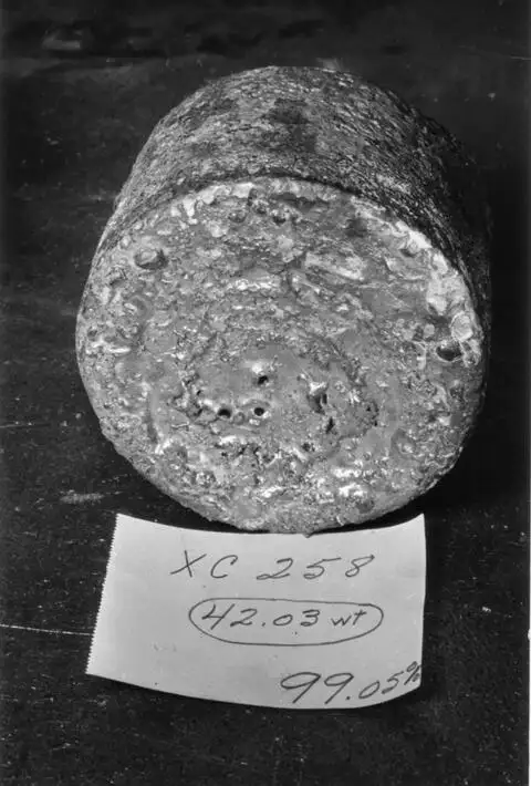 Кусок радиоактивного металла урана
