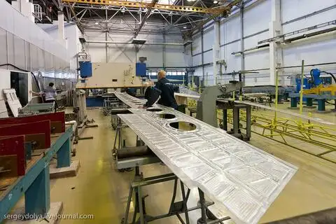 Изготовление алюминиевой обшивки крыла самолета на заводе (Комсомольск-на-Амуре)