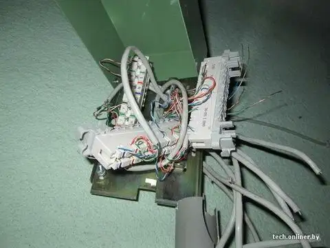 Обрезанные кабеля и поломанное оборудование