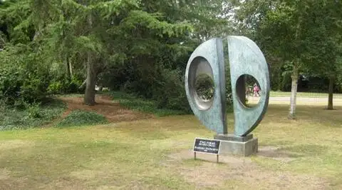 Бронзовая скульптура Барбары Хепуорт (Разделенный Круг или Две Формы)
