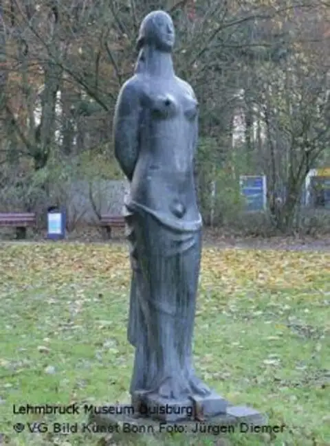 Статуя Пандора в парке Дюссельдорф до ее похищения