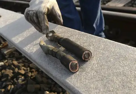 Рабочие восстанавливают обрезанный медный кабель на железной дороге (Нью Йорк, США, 2015 год)