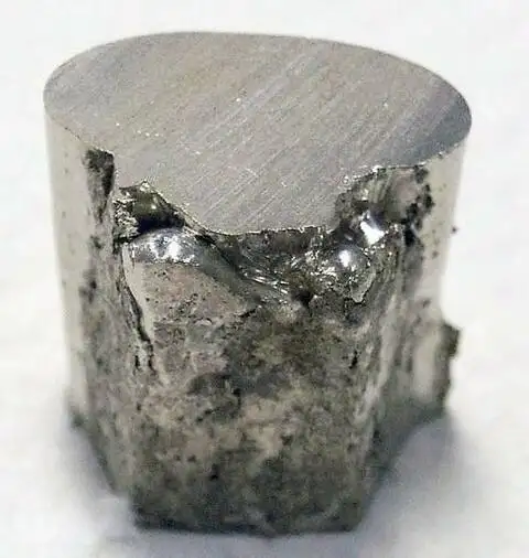 Кусок металла никеля