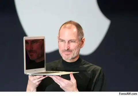 61. Стив Джобс представляет ноутбук на конференции Macworld 2008